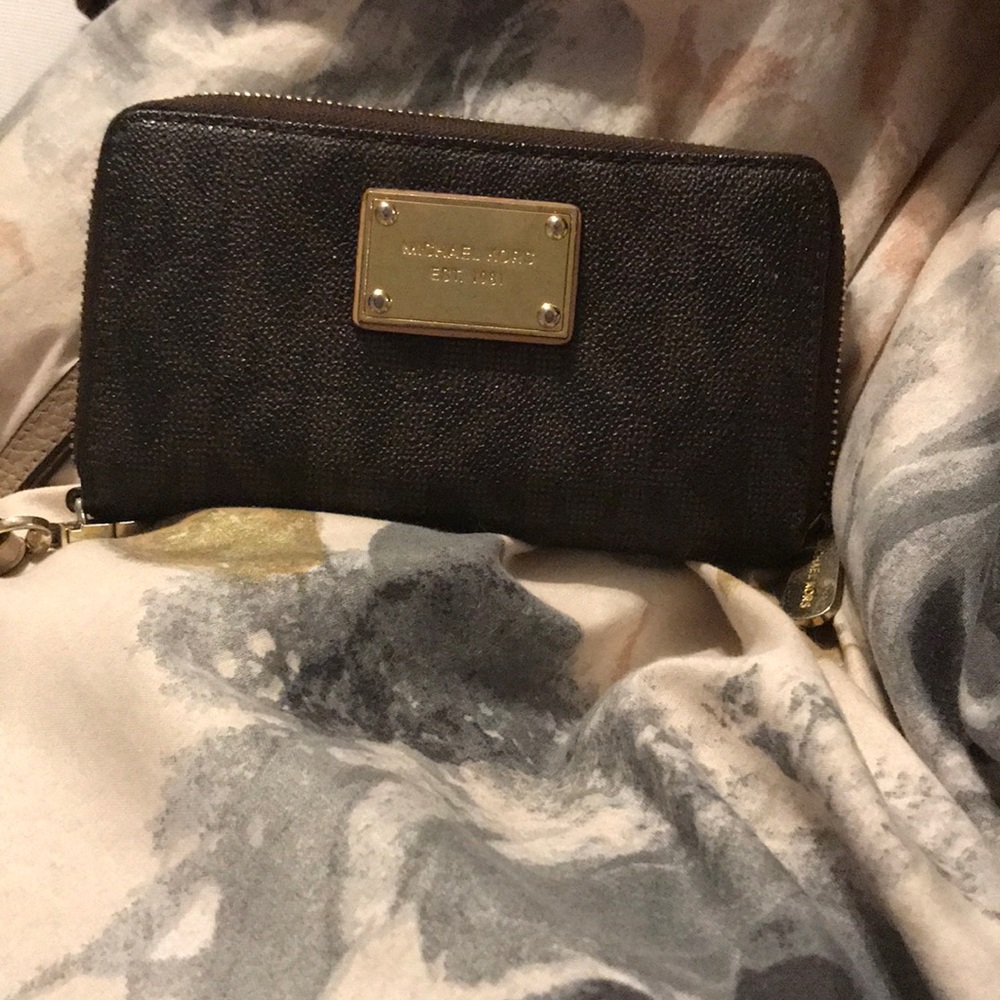 Michael Kors wristlet wallet